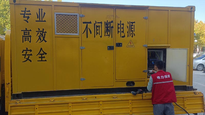 屏边柴油发电机组和UPS电源配合使用时，如何避免切换过程中的电力中断？